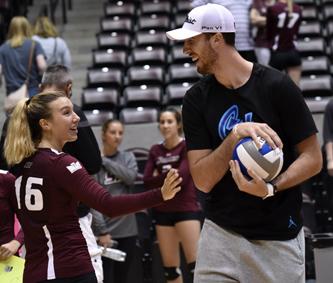 Senior setter Hannah Kaminsky shares a moment with her brother, Frank Kaminsky, on Saturday, Sept. 3, 2016, after SIU's 3-0 win against Western Michigan at SIU Arena. Frank is a member of the Charlotte Hornets in the NBA. (Athena Chrysanthou | @Chrysant1Athena)