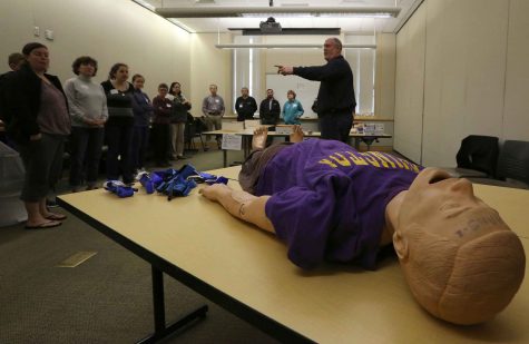 John Hinson, senior paramedic with the Seattle Fire Department, instructs students before they learn how to pack wounds and use tourniquets. (Alan Berner/Seattle Times/TNS)