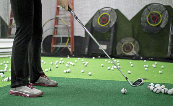 Saluki golf practices indoors for first tournaments