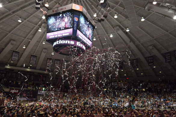 Streamers+fall+Saturday%2C+May+16%2C+2015%2C+in+the+SIU+Arena+marking+the+end+of+the+afternoon+commencement+ceremony.+%28Daily+Egyptian+file+photo%29