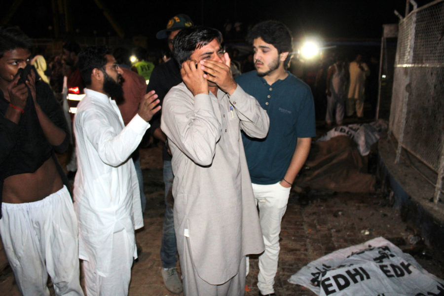 Lahore bombing: Pakistan mourns as death toll rises