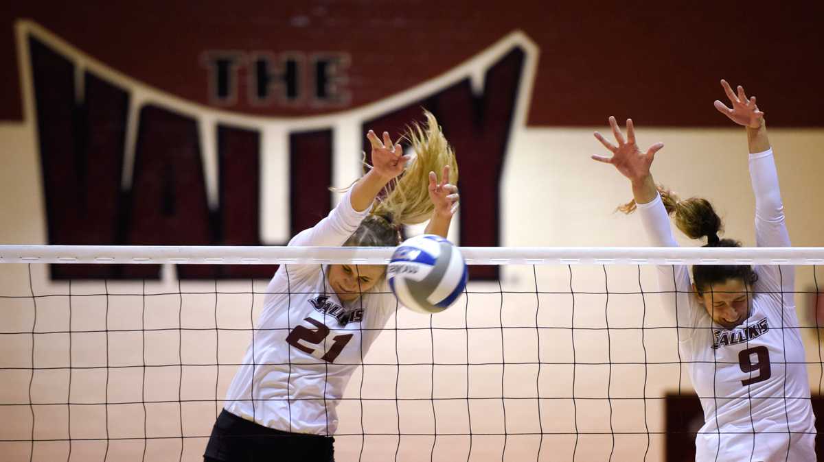 Junior middle hitter Alex Rosignol (21) and junior outside hitter Andrea Estrada go for a block during Loyola's 3-1 victory against the Salukis on Friday, Oct. 28, 2016, in Davies Gym. (Sean Carley | @SCarleyDE)