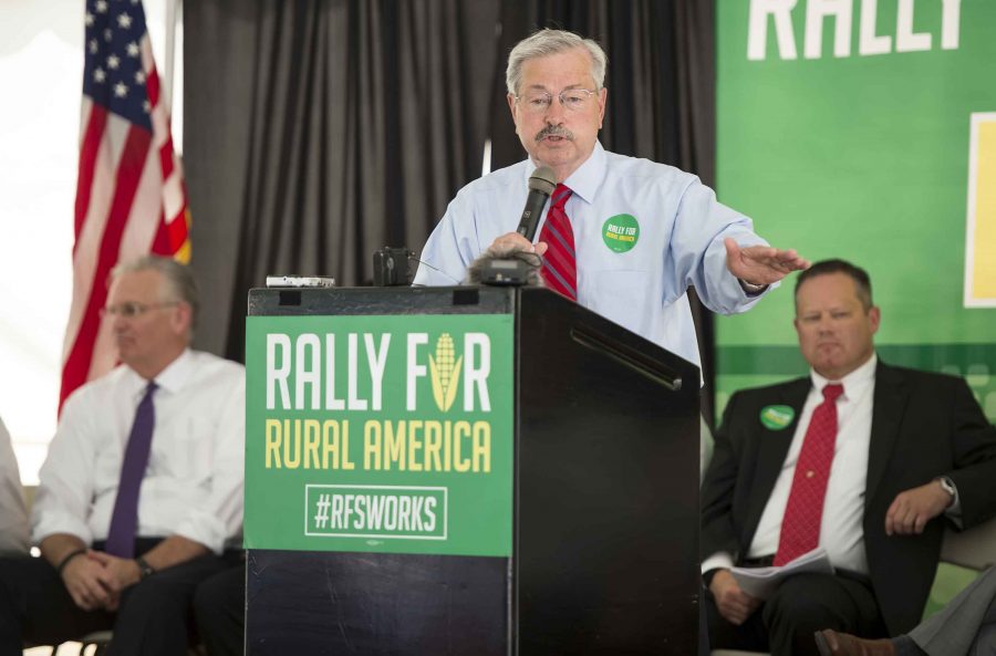 Iowa+Gov.+Terry+Branstad%2C+center%2C+with+Missouri+Gov.+Jay+Nixon%2C+background+left%2C+at+a+rally+in+support+of+agricultural+use+for+ethanol+production+as+a+stimulus+to+Midwestern+states.+%28David+Eulitt%2FKansas+City+Star%2FTNS%29