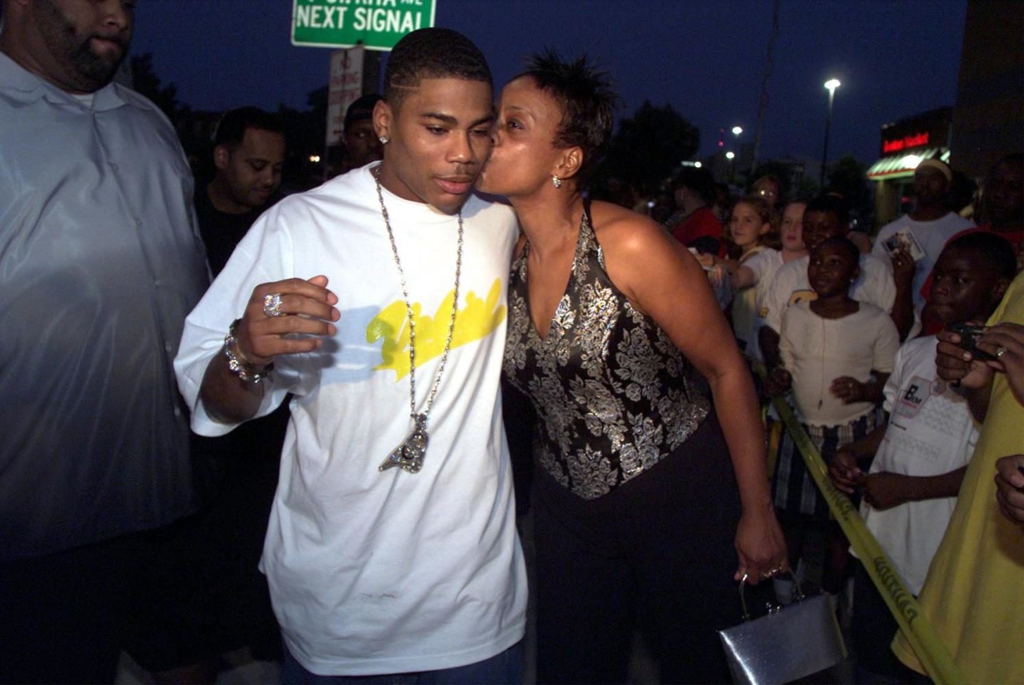 KRT ENTERTAINMENT STORY SLUGGED: NELLY KRT PHOTOGRAPH BY ANDREW CUTRARO/ST. LOUIS POST-DISPATCH (November 8) Hip-hop artist Nelly gets a kiss from his mother Rhonda Mack after they arrived at the Esquire theatre, in St. Louis, Missouri, for the premier of the movie Snipes. (SL) NC KD BL 2002 (Horiz) (Diversity) (smd)