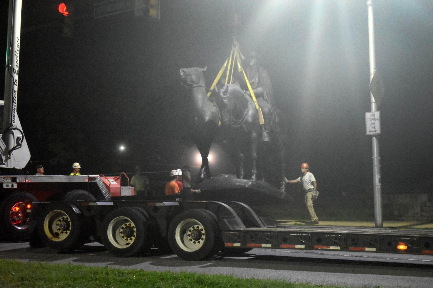 The Jackson-Lee Monument in Wyman Park is removed on Aug. 16, 2017 in Baltimore, Md. (Denise Sanders/ Baltimore Sun/TNS)