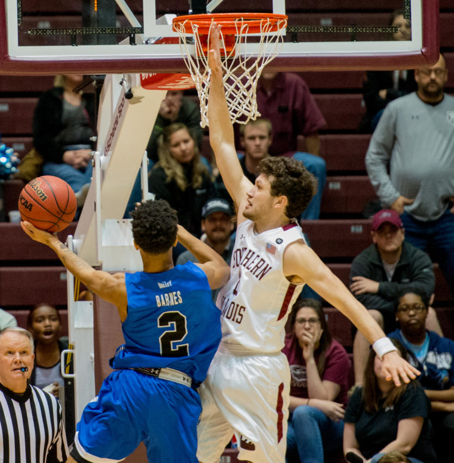 Senior guard Tyler Smithpeters attempts to block Indiana State guard Jordan Barnes Wednesday, Jan. 24, 2018, during the Salukis 82-77 win against the Indiana State Sycamores at SIU Arena. (Cameron Hupp | @CHupp04)