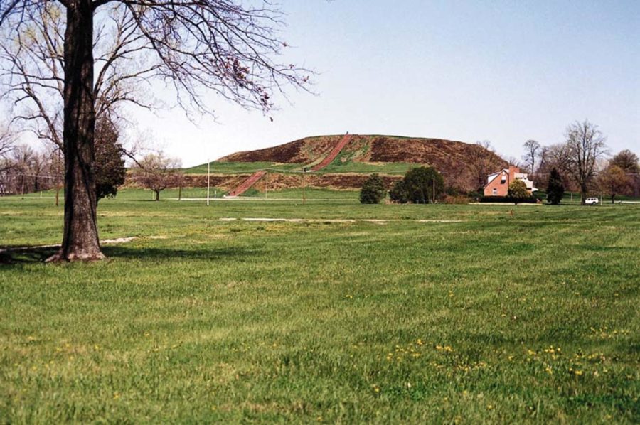 KRT TRAVEL STORY SLUGGED: MOUNDS KRT PHOTO BY TONI STROUD/CHICAGO TRIBUNE (KRT - May 22) Monks Mound in Cahokia, Illinois is 100 feet high and in its heyday, 1100-1400 AD, it would have been topped by a building or temple. The burial mounds of Native Americans provide a unique look into Americas history. (TB) PL KD 2000 (Horiz) (gsb)