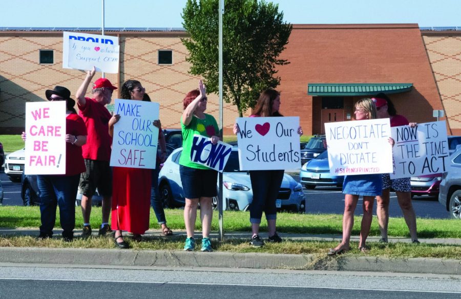 CESPA union members protest outside Carbondale Middle School on Thursday, Sept. 12, 2019. CESPA stands for Carbondale Educational Support Personnel Association and members include school secretaries, nurses, paraprofessionals, librarians and other support staff.