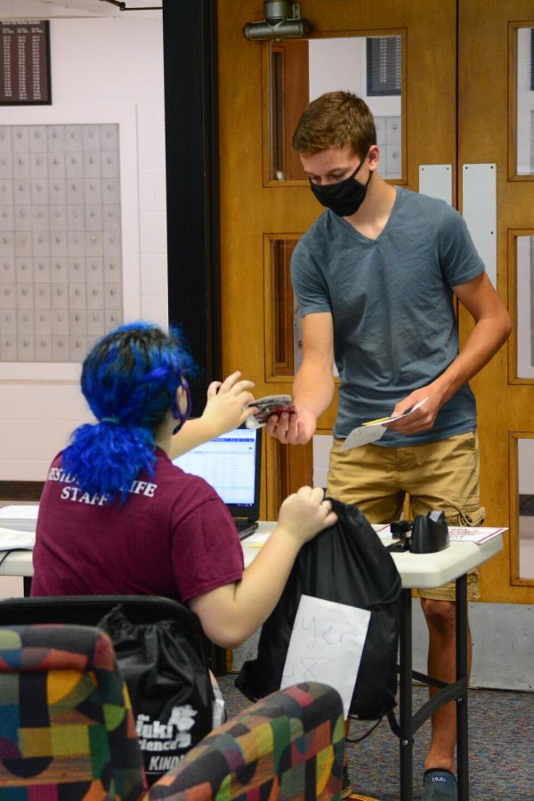 Faith Mooney checks in Jack Gomoll, a freshman at SIU, to his dorm room on August 13, 2020, in Carbondale, ILL. 

Ana Jacome // @aluizaphotography