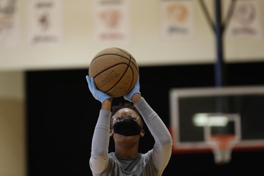 Carbondale Middle School student Neviah L. plays basketball during P.E. class, Carbondale, IL, Friday, November 13, 2020.

