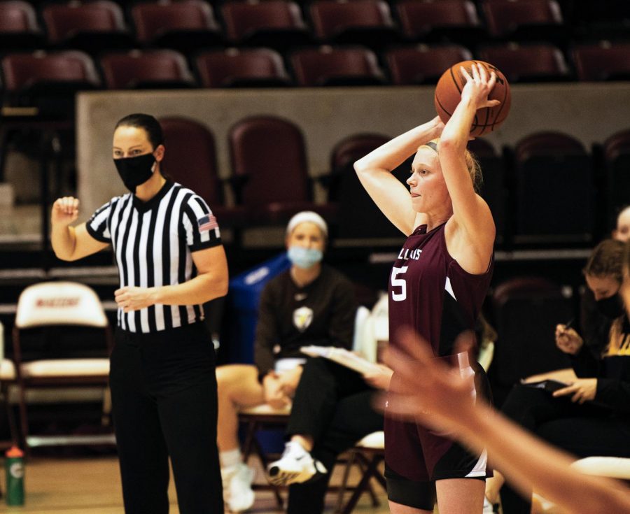 Caitlin Ink (5) performs a throw-in towards her teammate during the game against Valparaiso University on Sunday, Feb. 28, 2021 at the SIU Banterra Center in Carbondale, Ill. 