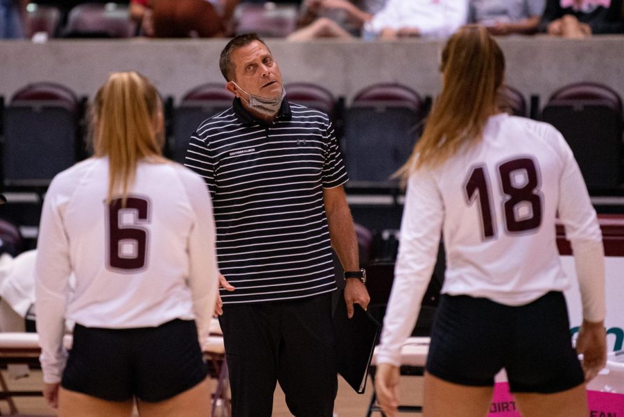SIU+volleyball+coach+Ed+Allen+gives+a+quick+talk+before+the+Salukis+head+into+their+next+match.+SIU+would+go+on+to+win+3-2+in+a+comeback+fashion+against+UT+Martin+during+the+Saluki+Bash+tournament+on+Friday%2C+Sept.+3%2C+2021+at+the+Banterra+Center+at+SIU.+