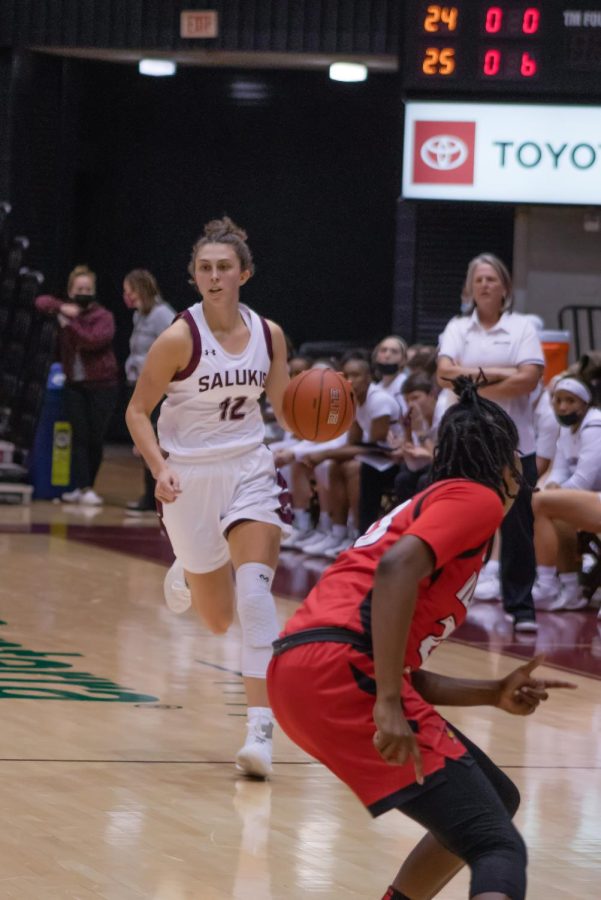 SIU+graduate+student%2C+Makenzie+Silvey%2C+dribbles+down+the+court+Jan.+20%2C+2022+at+the+Banterra+Center+in+Carbondale%2C+Ill.+%0A