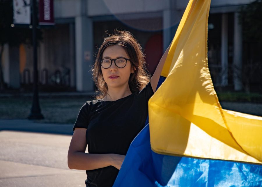 Diana+Butsko%2C+a+Ukrainian+masters+student+at+SIU%2C+poses+with+the+Ukrainian+flag+March+2%2C+2022+in+Carbondale%2C+Ill.+