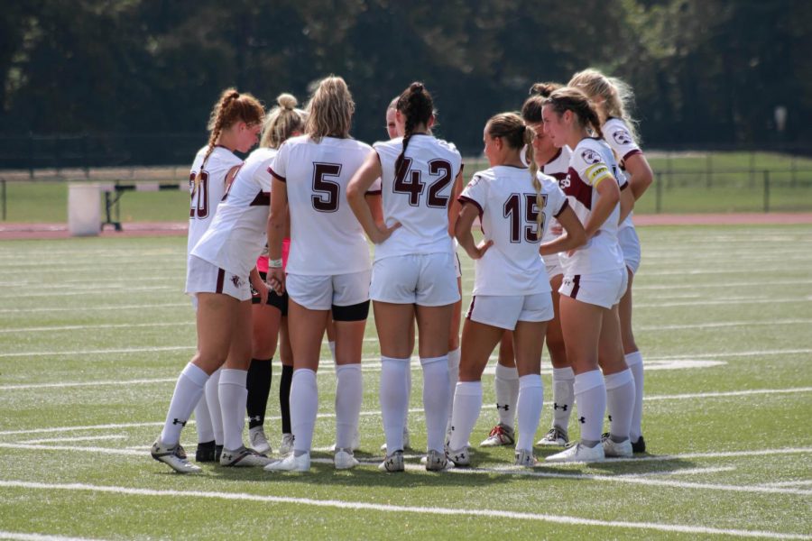 The+Saluki+Soccer+team+huddles+together+before+the+second+half+of+the+match+against+Drake+University+Bulldogs+on+Sept.+18%2C+2022+at+the+Lew+Hartzog+Track+%26+Field+Complex+in+Carbondale%2C+Ill.