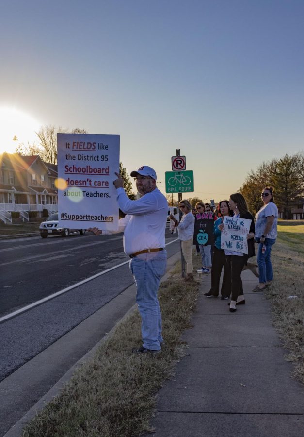 Teachers from the Carbondale School District 95 picket for a contract Nov. 9, 2022 in front of Lewis School in Carbondale, Ill. 