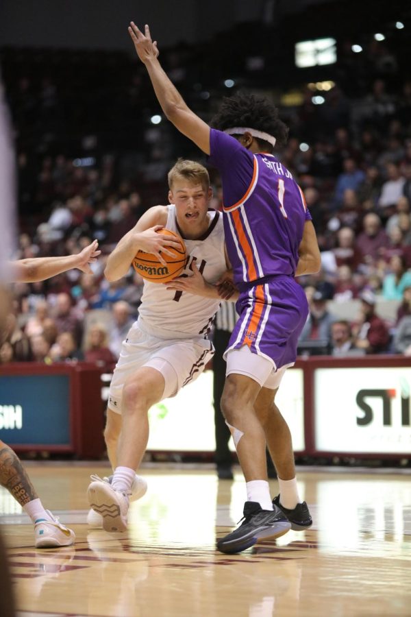 Marcus Domask (1) pushes through Antoine Smith Jr. (1) of Evansville towards the basket Jan. 17, 2022 at Banterra Center in Carbondale, Ill. 