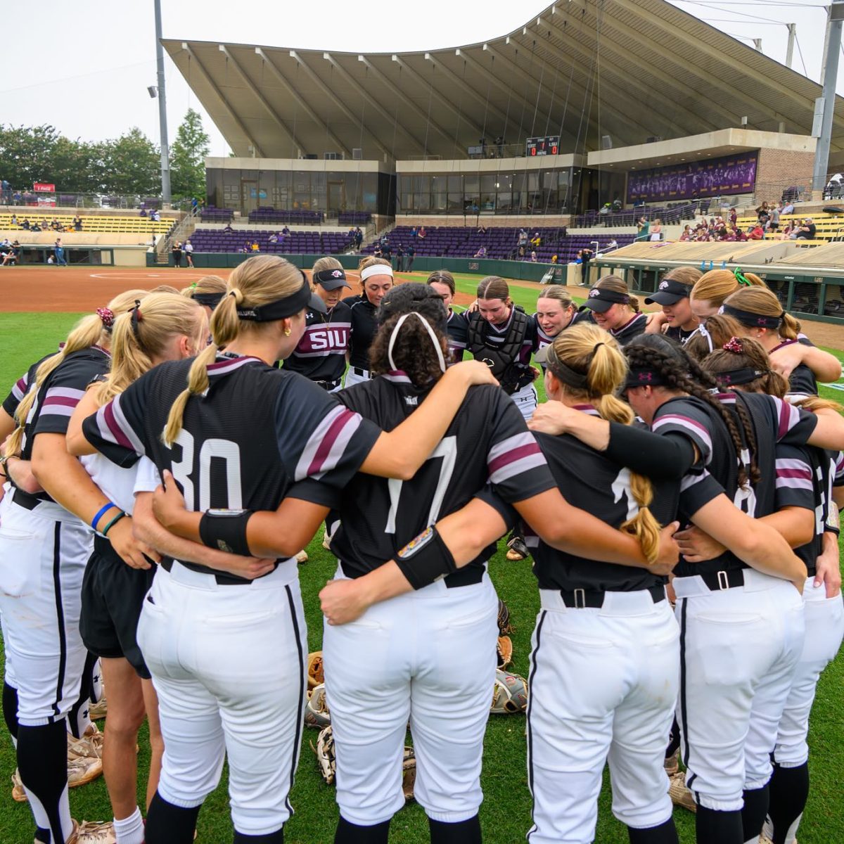 Saluki softball huddles together before facing the California Golden Bears in the first round of the NCAA Regional May 17, 2024 at Tiger Park in Baton Rouge, Louisiana. Photo provided by Saluki Athletics